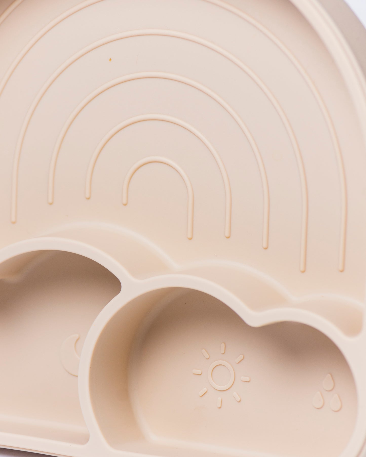 PLATO ARCOIRIS CON SUCCION Y TAPA / CREAM NUDE